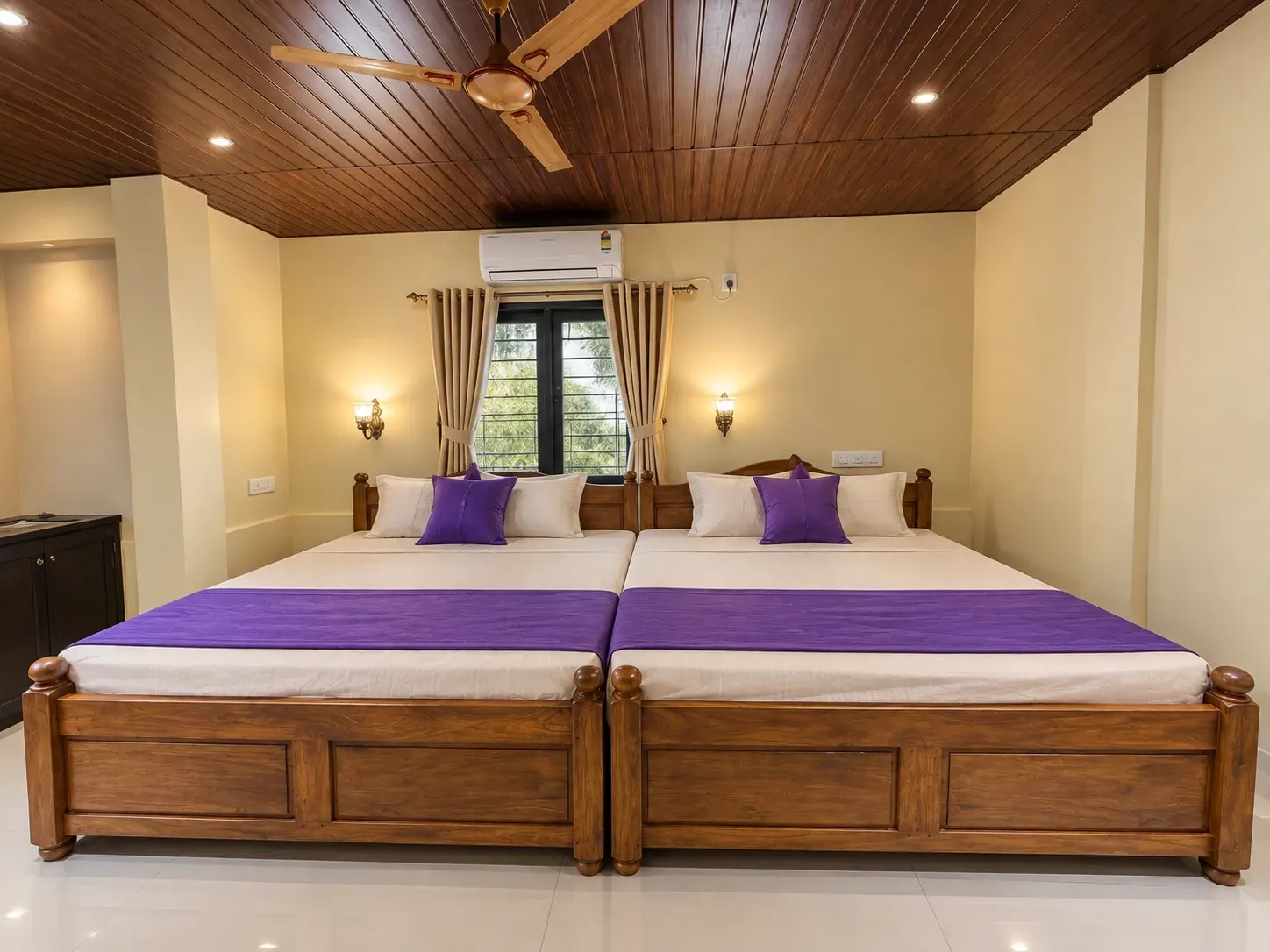 Quadruple Room with Kitchen: two beds side by side, air conditioner and wooden ceiling